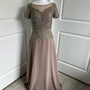 JJ'S HOUSE - GORGEOUS SPECIAL OCCASION CHAMPAGNE FLOOR LENGTH DRESS - SIZE 6